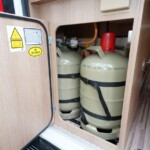 Malibu s'affranchit au maximum de la dépendance à l'électricité, seulement utile pour l'éclairage. Le gaz est partout privilégié.