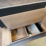 Volume sous banquette très accessible. Pas besoin de retirer le coussin.