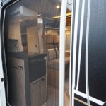 La moustiquaire de porte est pratiquement de série (pack spécial à 1€).