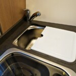 Le capot d'évier fait office de planche à découper.