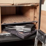 Optimisation du rangement dans la soute avec la mise à disposition d’un double plancher amovible. (125 €. Chaises et table sont en option.