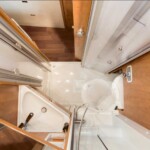 Le WC à tête pivotante s'escamote complètement et libère la place pour la douche. Ils ne sont pas nombreux à faire ça.