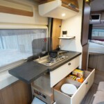 Les tiroirs robustes s'ouvrent en grand et offrent des volumes différenciés. Il y a même une petite poubelle sur le côté.