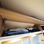 Dans la chambre, les placards mesurent 25 cm.