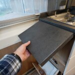 Le plan de travail se prolonge de 27 cm avec cette tablette.