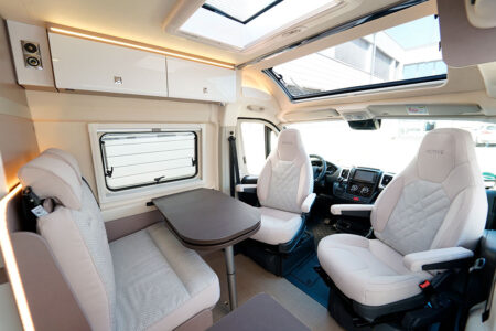 Le skyroof inonde la dînette de lumière. Il est équipé d'un store ainsi que d'une moustiquaire et peut s'entrouvrir à l'étape.