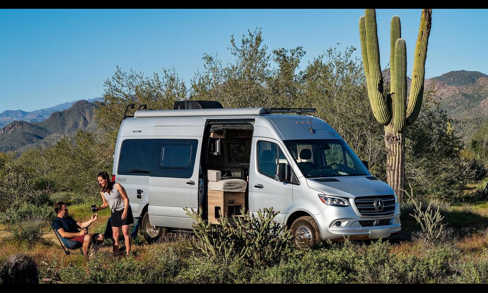 Le Mercedes Sprinter de 3ème génération est identifiable notamment à ses phares plus fins.