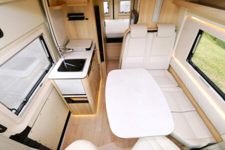 Le Skyview baigne de lumière le maxi salon du Camper Van XL Limited.