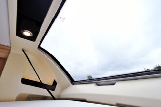 Le grand Skyview panoramique permet de dormir presque à la belle étoile, la vue sans les moustiques !