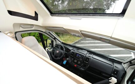 Originalité du système, le lit descend d'abord verticalement...