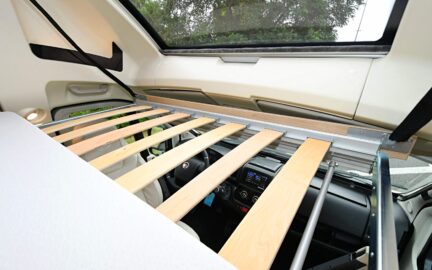 ...dans un deuxième temps la partie avant se déploie horizontalement juste au dessus de la cabine.