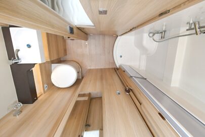 ...et la version 2021. On distingue les précieux centimètres gagnés par l'arrondi du bac de douche.