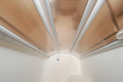 ...quelques centimètres gagnés, et une porte arrondie qui fait toute la différence pour se doucher avec plus d'aisance.