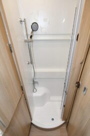 ...également à l’œuvre sur le Camper Van XL Limited, sa nouvelle forme courbée procure plus d'espace dans la cabine...