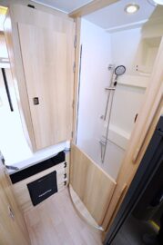 L'astucieuse cabine de douche Modul Space, où cohabite une penderie pivotante, bénéficie d'une nouvelle forme du bac douche (ici à bord du Magellan 643 Limited)...