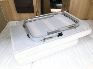 ...le concept : un matelas tout en un, avec pied dépliables. Stabilité assurée !