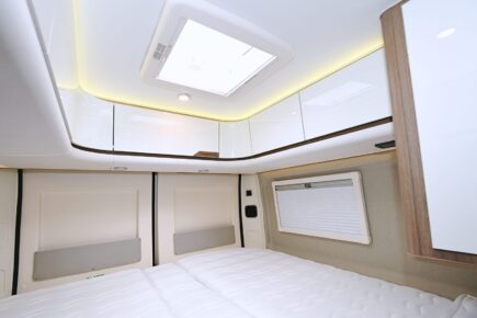 La nouvelle ceinture des meubles de pavillon du Magellan 746 Limited révèle ses lignes épurées, sans poignée apparente. Les dessous de placard