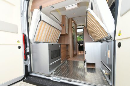 Les lits jumeaux relevables permettent une grande modularité de la soute. Elle est équipée de parois renforcées, de rails d'arrimages, d'un double plancher amovible, d'une douchette...