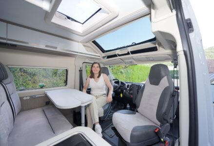 V690 Premium - un salon spacieux et lumineux pour quatre. Double système de rallonge pour la table.