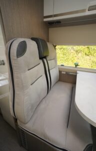 V690 Premium - Sellerie spécifique à la finition Premium et totalement déhoussable.