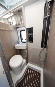 V690 Premium - nouvelle salle d'eau commune à l'ensemble des Chausson. L'accès au lavabo reste délicat.