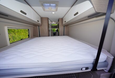 V690 Premium - Le lit suspendu dans sa plus grande taille. Au plus bas, il vient s'aligner sur des extensions de matelas.