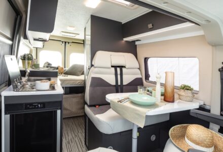 Menfys 3 Plus - le réfrigérateur de 70 L passe à l'avant du meuble cuisine. La porte est à double sens d'ouverture.