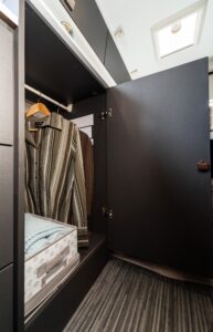 Menfys 3 Plus - la grande penderie sera avantageusement compartimentée.