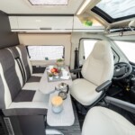 Menfys 5 Prestige - table à double rallonge, l'une étant pivotante et l'autre se rabat vers la banquette.