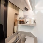 Menfys 5 Prestige - plan de travail en pierre acrylique sans joints apparents.