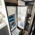 Menfys 5 Prestige - frigo 140 L trimixte. C'est le plus grand des frigos utilisés par McLouis.