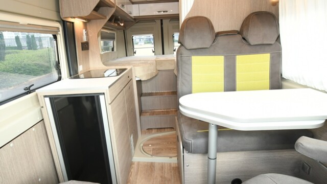 La cuisine avec réfrigérateur latéral à double ouverture (100L) arrive sur le Roadstar 600 L.