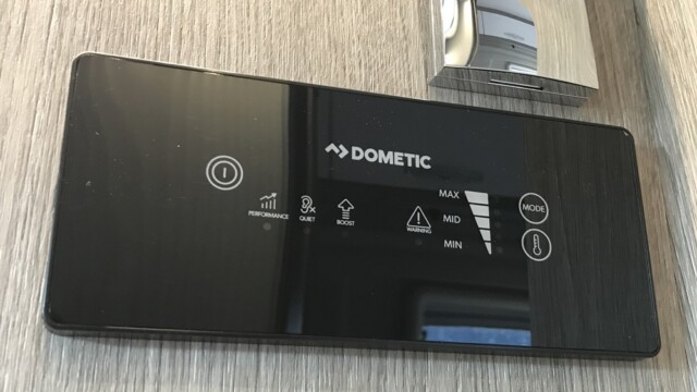 La commande du réfrigérateur se fait plus accessible en prenant place sur la paroi de cuisine.