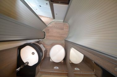 Deux rideaux coulissants permettent de cloisonner la salle d'eau et/ou de séparer la chambre du reste de l'habitacle.