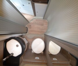 Deux rideaux coulissants permettent de cloisonner la salle d'eau et/ou de séparer la chambre du reste de l'habitacle.