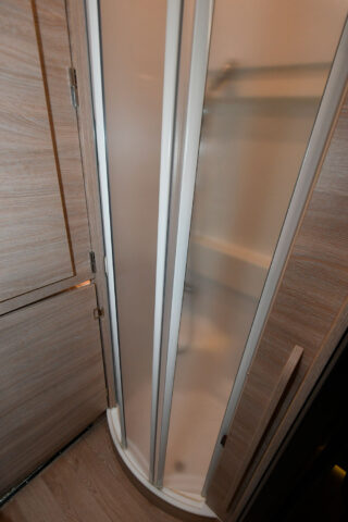 Plus de volume grâce au bac à douche arrondi. Bien joué !