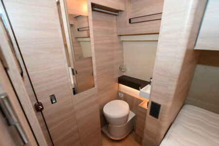 La porte du cabinet de toilette vient fermer le couloir et ainsi isoler la partie avant.