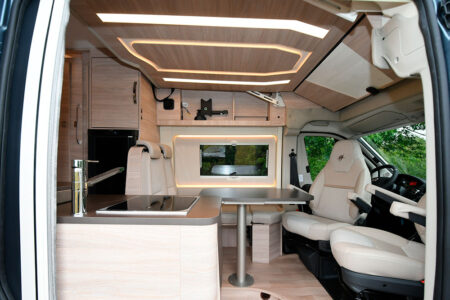 Les multiples éclairages sous le lit de pavillon viennent compenser l'absence de lanterneau.