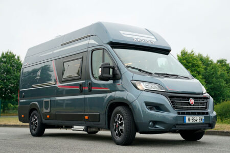 Au-dessus du pare-brise, une coiffe en polyester améliore l’esthétique du Ducato H3, pas très heureuse à l'origine.