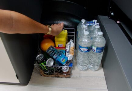 Westfalia Kepler Five - cet espace multi-fonctions, très pratique, peut accueillir un coffre avec WC portable.