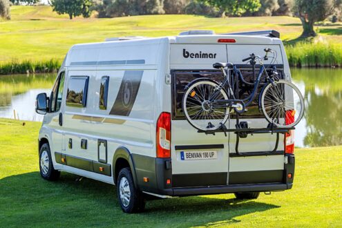 Le porte-vélos, le store extérieur et le panneau solaire, font partie des équipements de série des fourgons "UP"