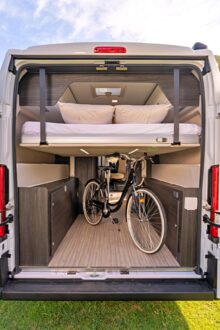 La soute du Benimar B190 UP peut accueillir des vélos, le lit est réglable électriquement en hauteur