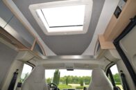 Comme le 640, le Trenta 600 bénéficie d'une cabine ouverte dotée de niches de rangement.