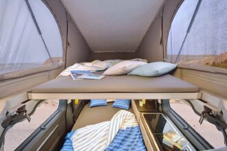 Le lit de toit du Campster héberge un couchage 190 x 110 cm