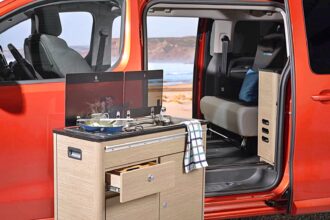 Le meuble cuisine (amovible sur la version VP du Campster intègre réchaud, évier, rangements, réservoirs d'eau propre et usée, coffre à gaz