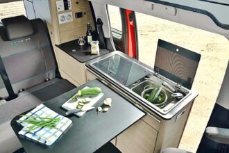 La deuxième porte coulissante latérale gauche est de série sur le Campster