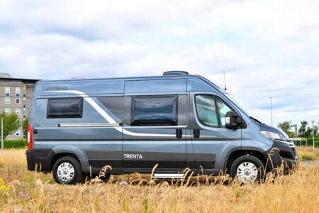 L'édition anniversaire Trenta 640 (6,36 m) est rejoint cette saison par un modèle plus court : le Trenta 600 (5,99 m) affiché à 45.199 € (Citroën 120 ch).