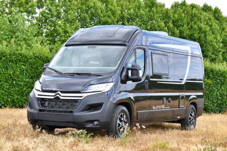 Le suréquipé "Summit 600 Plus" est reconduit à 45.199 € sur Citroën Jumper 140 ch. On ne résiste pas aux équipements en option : skyrook ouvrant au dessus de la cabine, ou toit relevable avec lanterneau intégré