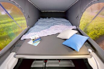 Quel que soit l'agencement de la partie basse, le Vanster bénéficie d'un couchage pour deux dans le toit relevable.