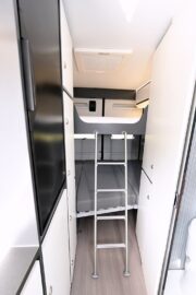 L'accès au lit superposé se fait par une échelle